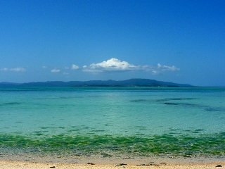竹富島はカイジ浜の海と小浜島、西表島